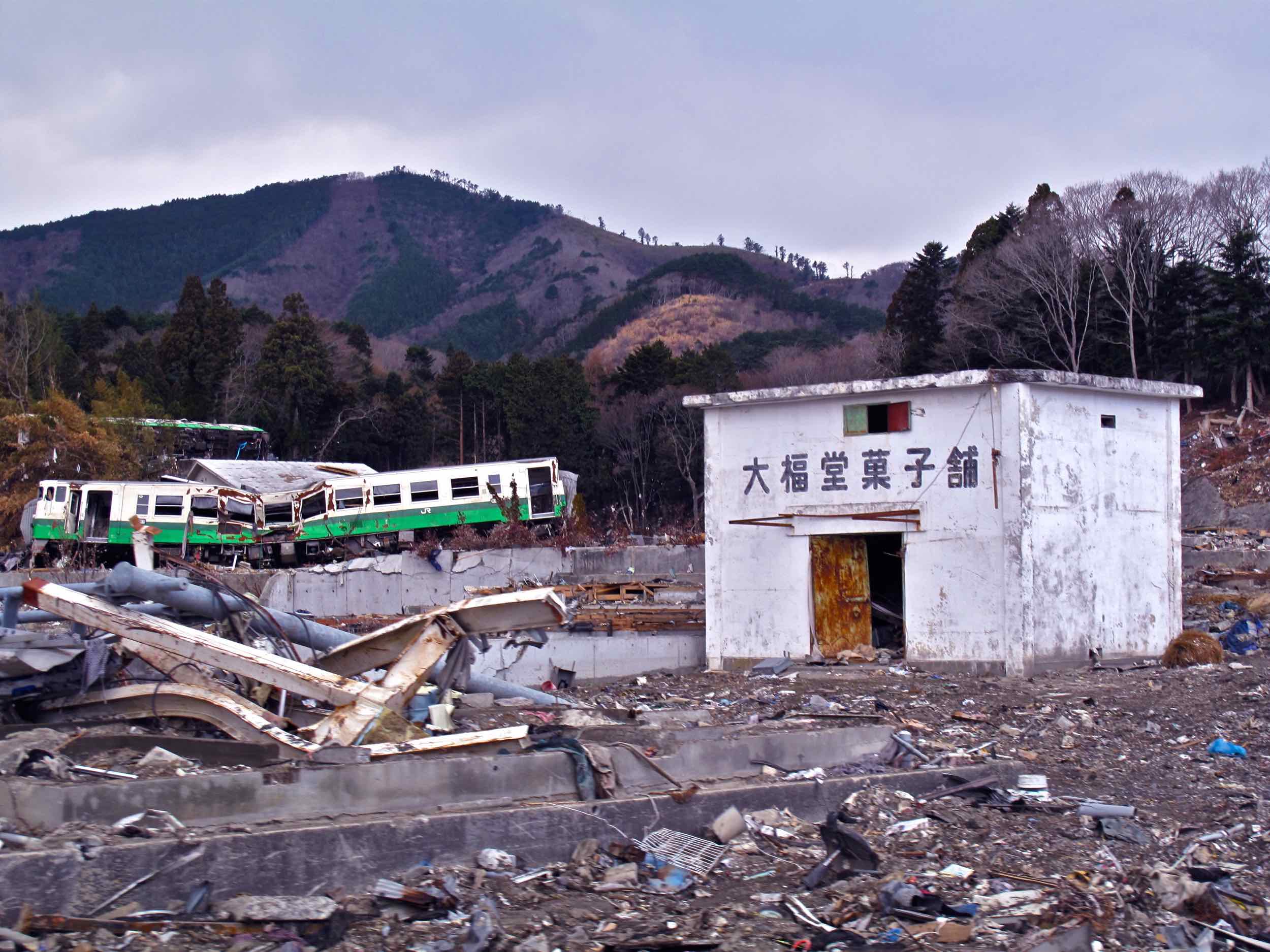  4/15 candy store and wrecked train, Onagawa City 